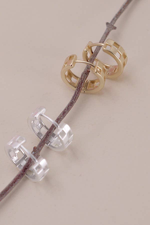 MINI CUTOUT CHECKER HOOP HUGGIE EARRING: MATTE SILVER