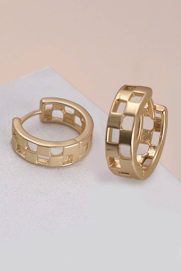 MINI CUTOUT CHECKER HOOP HUGGIE EARRING: MATTE SILVER