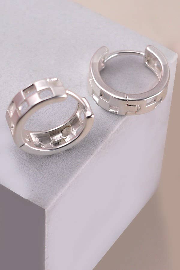 MINI CUTOUT CHECKER HOOP HUGGIE EARRING: MATTE SILVER