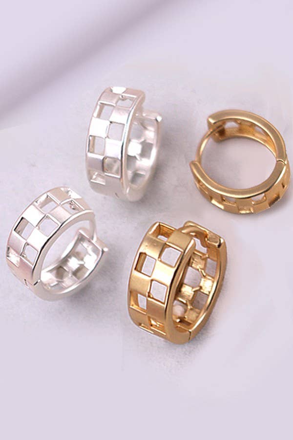 MINI CUTOUT CHECKER HOOP HUGGIE EARRING: MATTE SILVER
